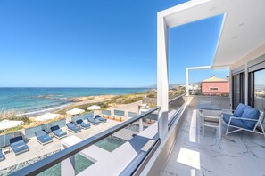 Property grounds - Elmar Bay Beachfront luxury Villa in Hersonissos (Limenas Chersonisoy)