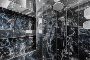 Douche, sèche-cheveux, serviettes fournies, savon