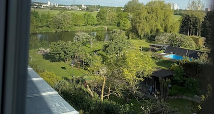 Ruhiges Zimmer am Fluss in Erlangen – Privater Eingang & Blick ins Grüne