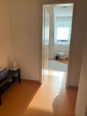Haartrockner, HandtĂŒcher, Seife, Toilettenpapier