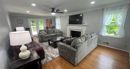 Elegant UVA Celebration Staycation Home