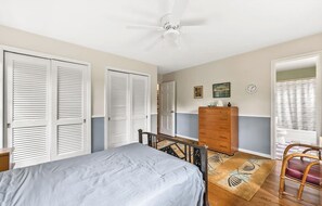 4 habitaciones, tabla de planchar con plancha, wifi y ropa de cama 