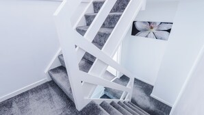 A staircase with a white railing and grey carpet. - Central Nottingham 3 Bed House with Driveway (Nottingham)