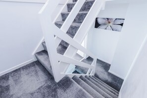 A staircase with a white railing and grey carpet. - Central Nottingham 3 Bed House with Driveway (Nottingham)