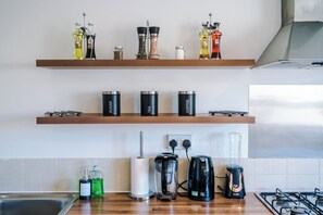 Fridge, microwave, oven, stovetop - Central Nottingham 3 Bed House with Driveway (Nottingham)
