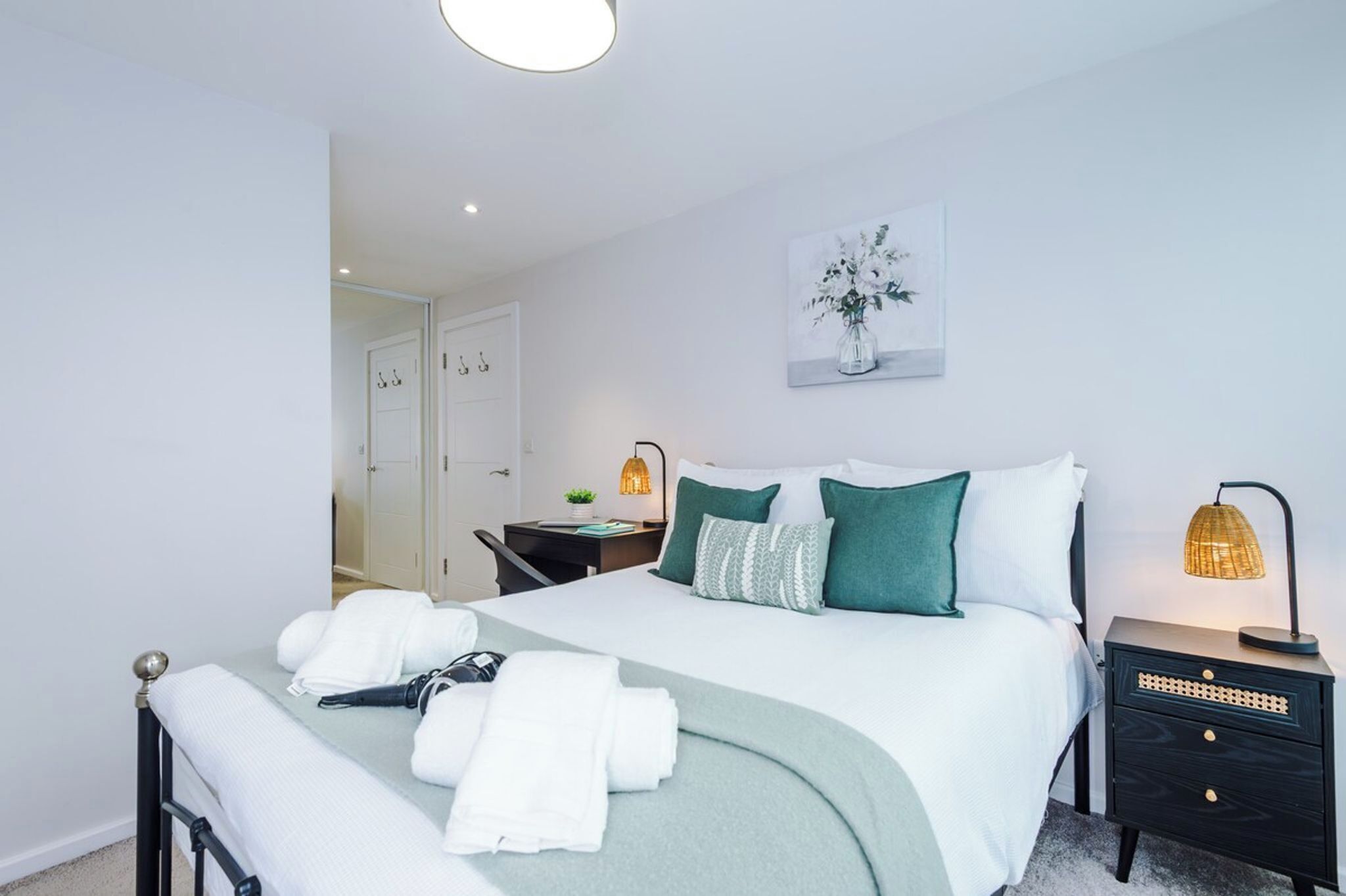 Iron/ironing board, Internet, bed sheets