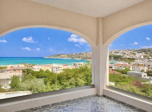 A balcony with a view of a coastal town and the sea. - Elysian Seaside Villa (Almyrida)