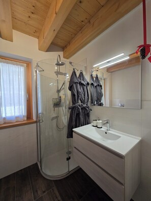 Shower, hair dryer, bidet, towels - ALPINE HEAVEN, chalet near Cortina, spectacular mountain views of Dolomites (Veneto)