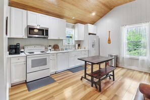 Fridge, microwave, oven, stovetop - The Low Country Loft- Comfy 1BDRM Loft-4 Pass Golf Cart Included (Daufuskie Island)
