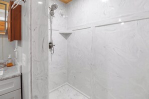 Shower, towels, shampoo - The Low Country Loft- Comfy 1BDRM Loft-4 Pass Golf Cart Included (Daufuskie Island)