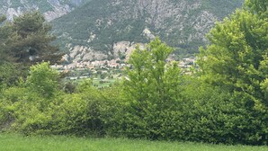 Eine Berglandschaft mit einem Dorf, eingebettet in ein Tal.