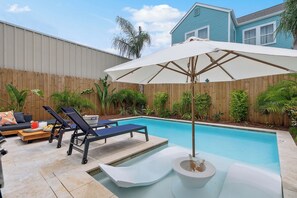 Una piscina al aire libre, una piscina climatizada