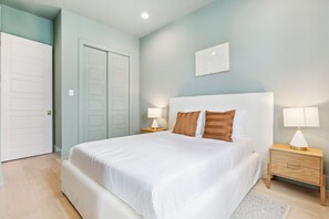 5 bedrooms, iron/ironing board, travel cot, free WiFi - Artsy Oasis with Heated Pool near FQ (New Orleans)