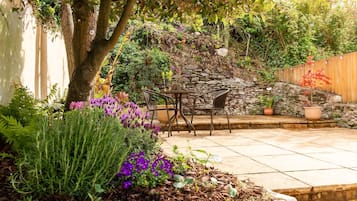 House, Patio | Outdoor dining