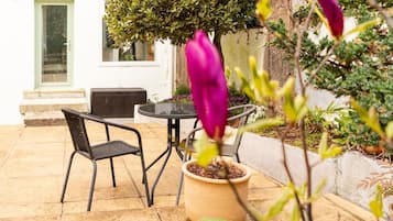 House, Patio | Outdoor dining