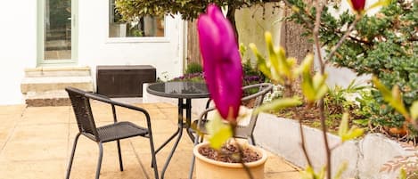 House, Patio | Outdoor dining