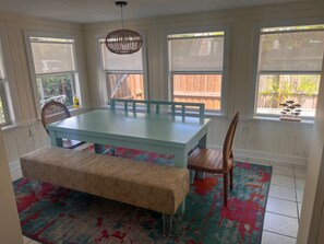 Dining -  3B/2BA Beach Home in private neighborhood w/ beach access south of Don Cesar (St. Pete Beach)