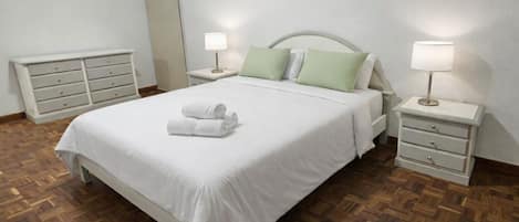 Iron/ironing board, Internet, bed sheets