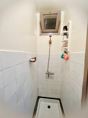 Douche, savon, papier toilette