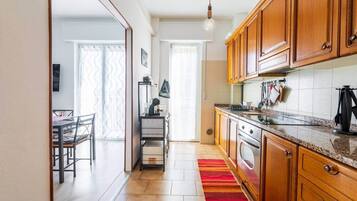 Frigorifero, forno, piano cottura, pentole/stoviglie/utensili