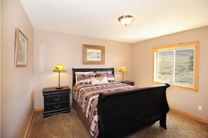 5 bedrooms, iron/ironing board, WiFi, bed sheets