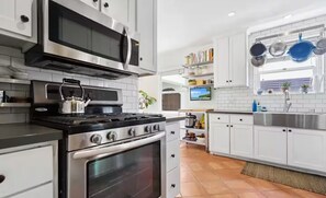 Private kitchen - Beautiful Spanish-style Oasis in Mid-City (Los Angeles)