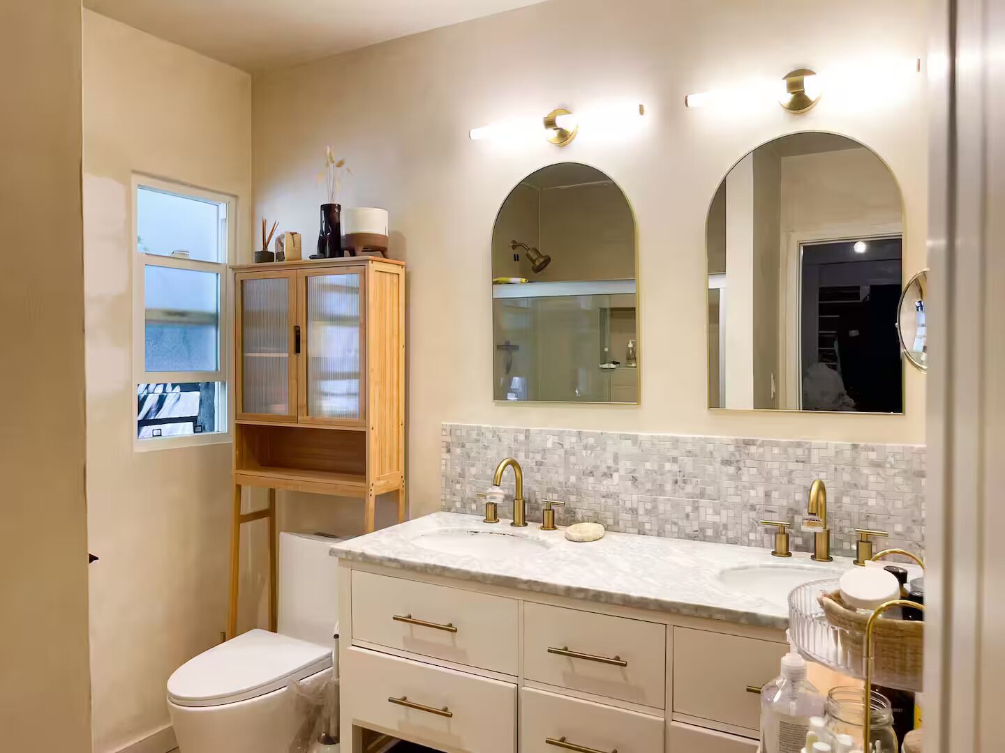 Jabón y papel de baño 