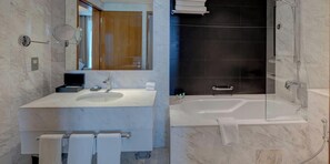 Hair dryer, towels - Premium 1BR living |Comfort & Class + City Center (Dubai)