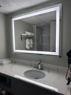 Secadora de cabello, toallas, jabón, papel de baño 