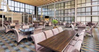 Cozy 1-bedroom hotel in welcoming Kansas City with AC and fitness room -NK1
