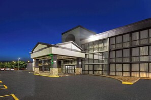 Exterior - Cozy 1-bedroom hotel in welcoming Kansas City with AC and fitness room (Kansas City)