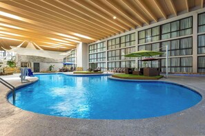 Pool - Cozy 1-bedroom hotel in welcoming Kansas City with AC and fitness room (Kansas City)