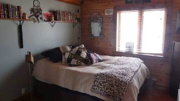 3 bedrooms, desk, travel crib, free WiFi