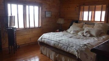 3 bedrooms, desk, travel crib, free WiFi