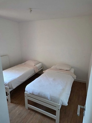 2 bedrooms, internet, bed sheets