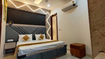 Double Room | Free WiFi, bed sheets
