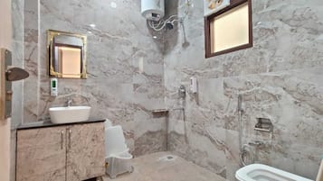 Dusche, kostenlose Toilettenartikel, Handtücher, Seife
