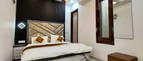 Standard Double Room | Free WiFi, bed sheets
