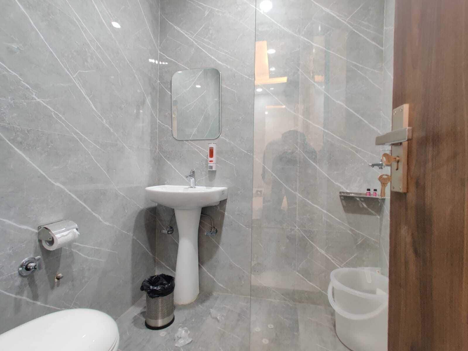 Ducha, artículos de higiene personal gratuitos, toallas y jabón
