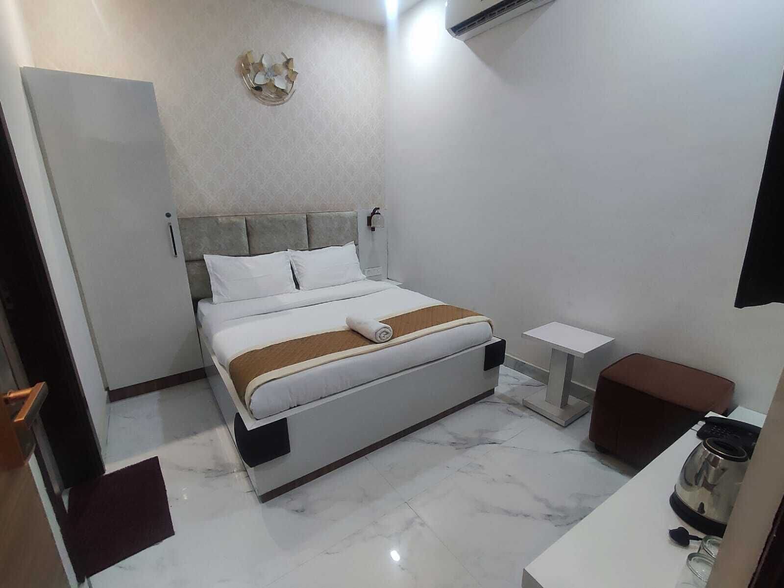 Standard Double Room | WiFi (free), bed sheets