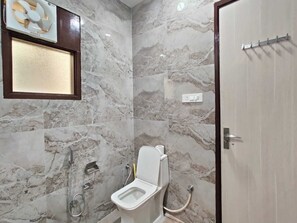 Ducha, artículos de tocador gratuitos, toallas, jabón