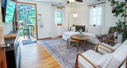 New Stylish 2BR Garage Balcony Pet Friendly Fast WiFi