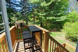 Outdoor dining - New Stylish 2BR Garage Balcony Pet Friendly Fast WiFi (Farmington)
