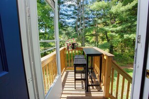 Outdoor dining - New Stylish 2BR Garage Balcony Pet Friendly Fast WiFi (Farmington)