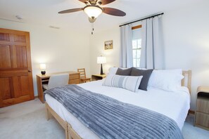 2 bedrooms, iron/ironing board, WiFi, bed sheets - New Stylish 2BR Garage Balcony Pet Friendly Fast WiFi (Farmington)