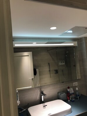 Dusj, hårføner, håndklær og såpe