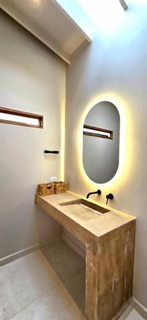 Shower, towels, soap, toilet paper - Macondo House Private Heated Pool (Medellín)