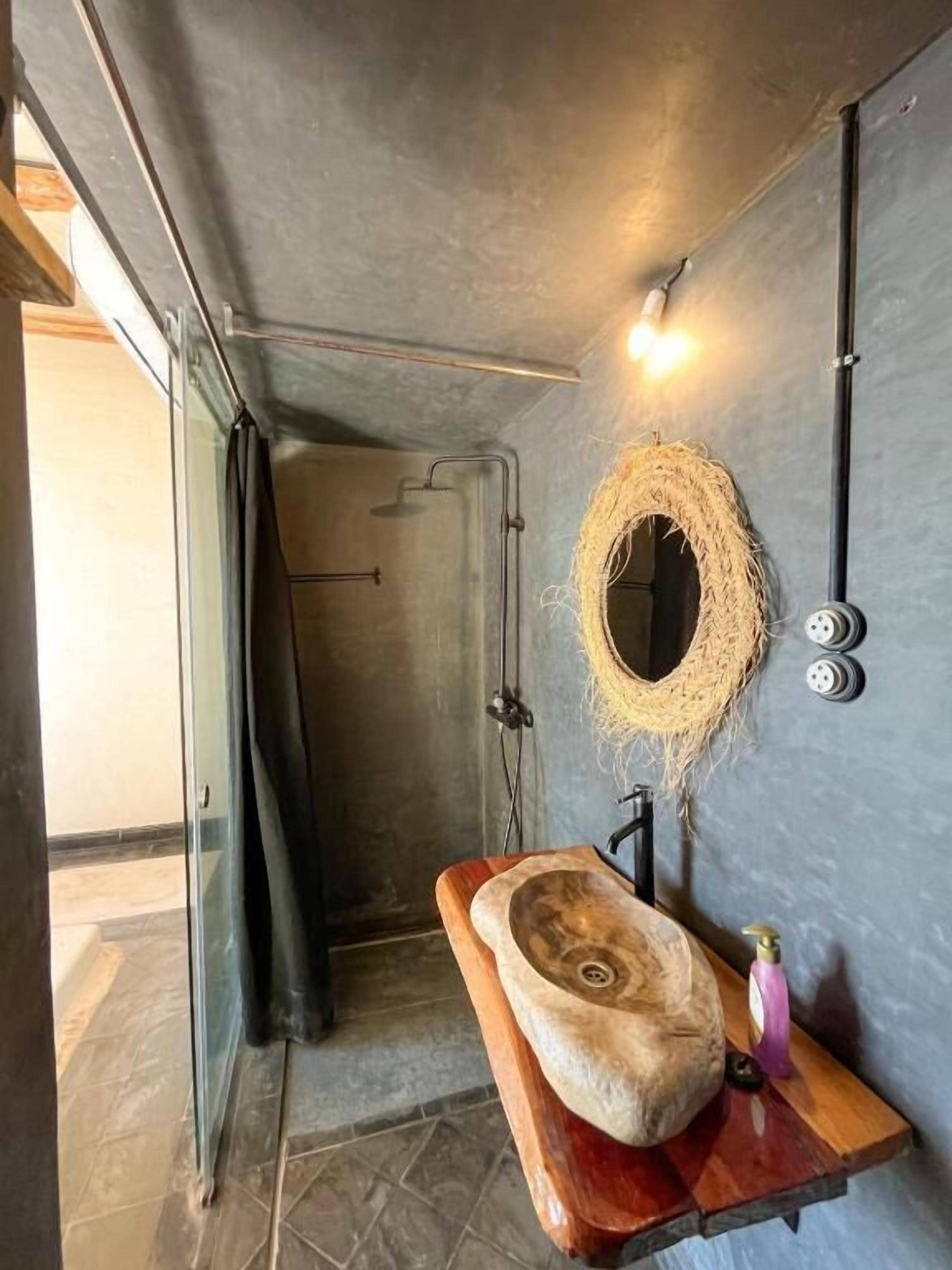 Deluxe tweepersoonskamer, uitzicht op zwembad | Badkamer | Gratis toiletartikelen, een haardroger, handdoeken, zeep