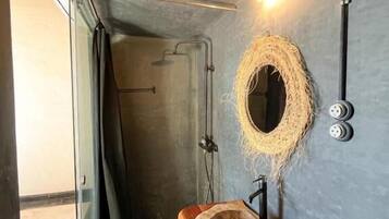 Deluxe tweepersoonskamer, uitzicht op zwembad | Badkamer | Gratis toiletartikelen, een haardroger, handdoeken, zeep