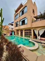 Una piscina al aire libre